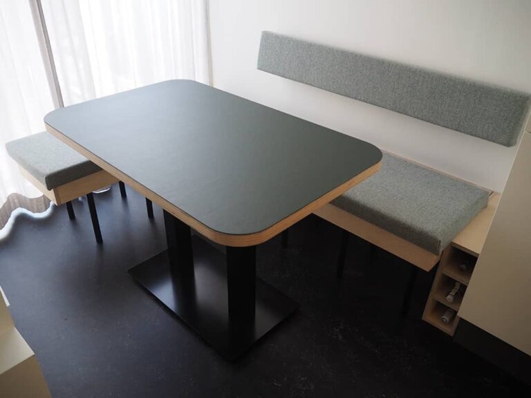 hoekbank met afgeronde tafel